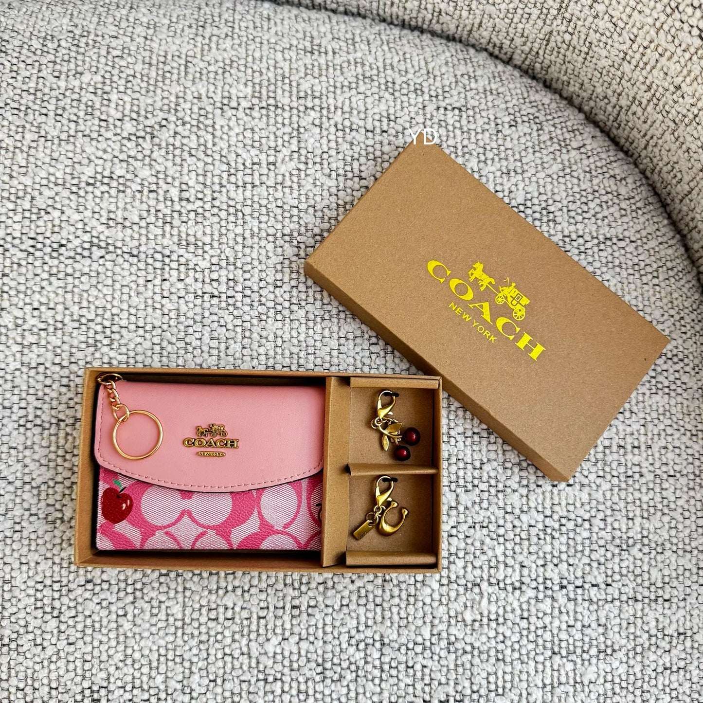 Monedero Coach Con Charms y Caja Color Rosado
