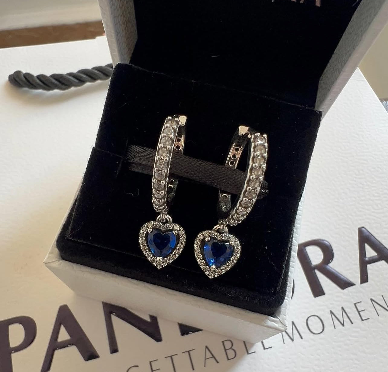 Argollas Pandora De Aro Corazón Halo Brillante Azul