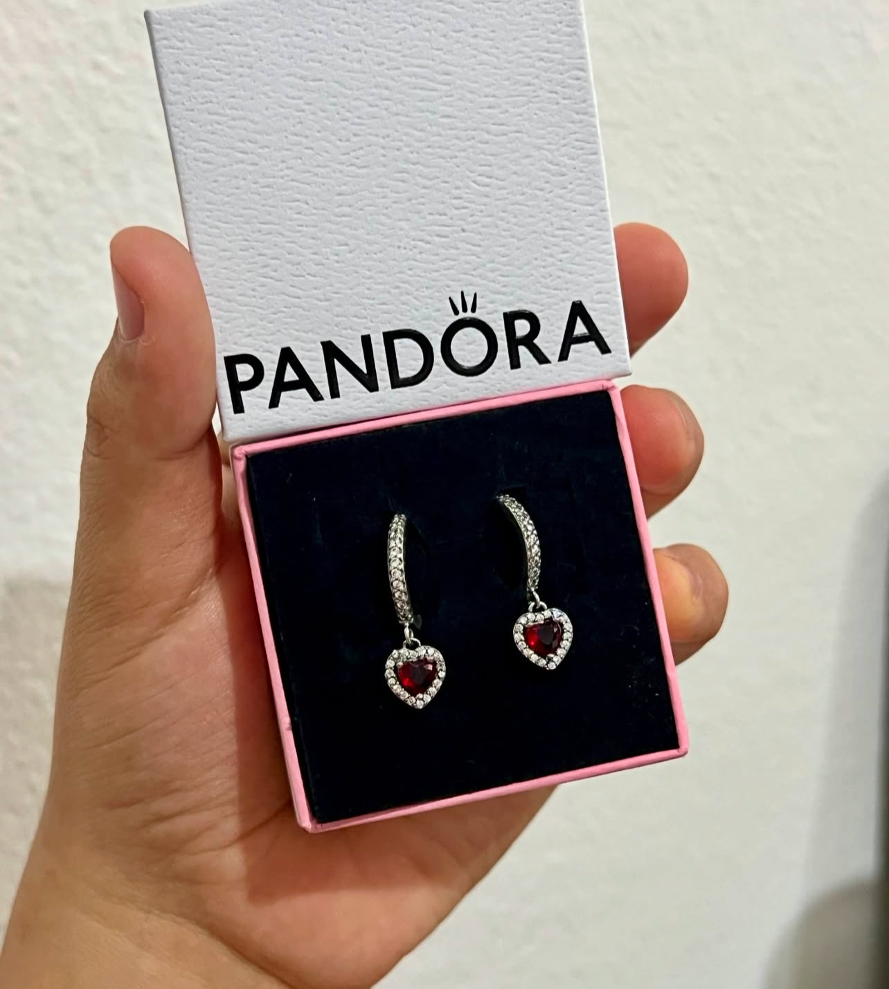 Argollas Pandora De Aro Corazón Halo Brillante Rojas