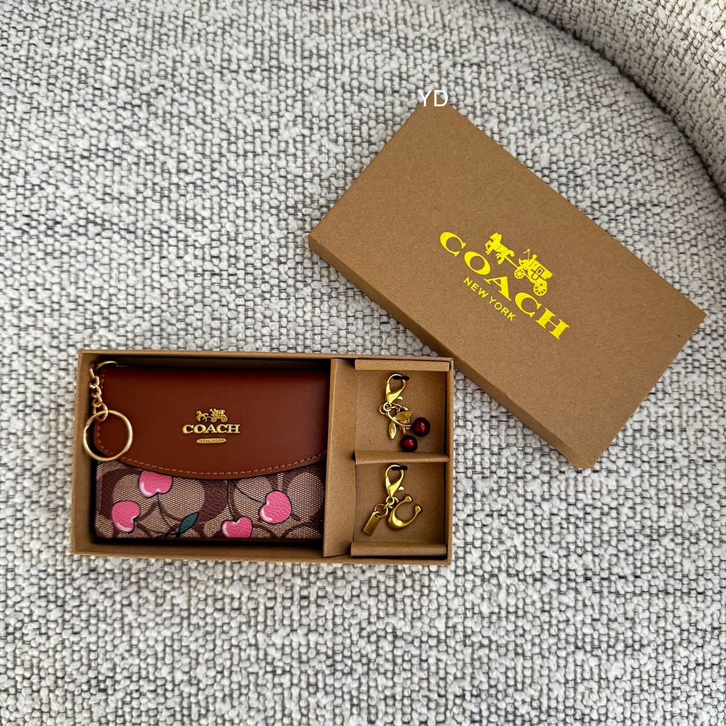 Monedero Coach Con Charms y Caja Color Café Y Cerezas