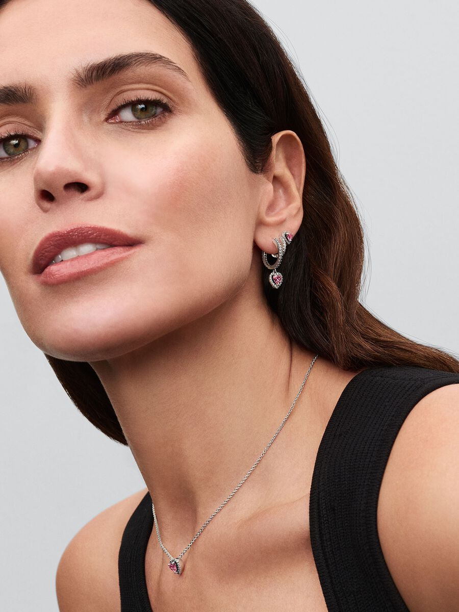 Aretes Pandora Corazones en Relieve Rosa