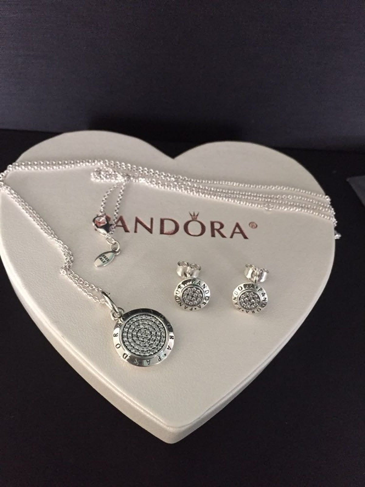 Collar Pandora Círculo Grande Con Circonias Y Logo