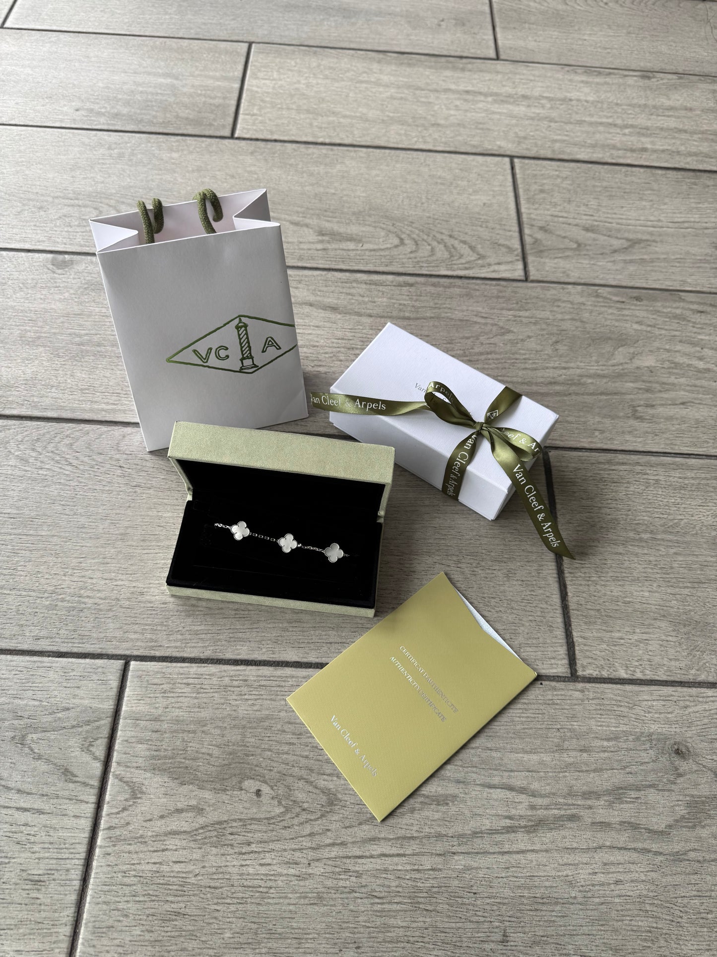 Brazalete Van Cleef Blanca Con Paquetería