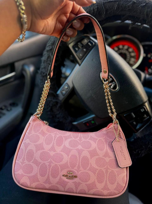 Cartera De Hombro Coach Teri Pequeña En Color Rosa Con Textura Matte (sin llavero)