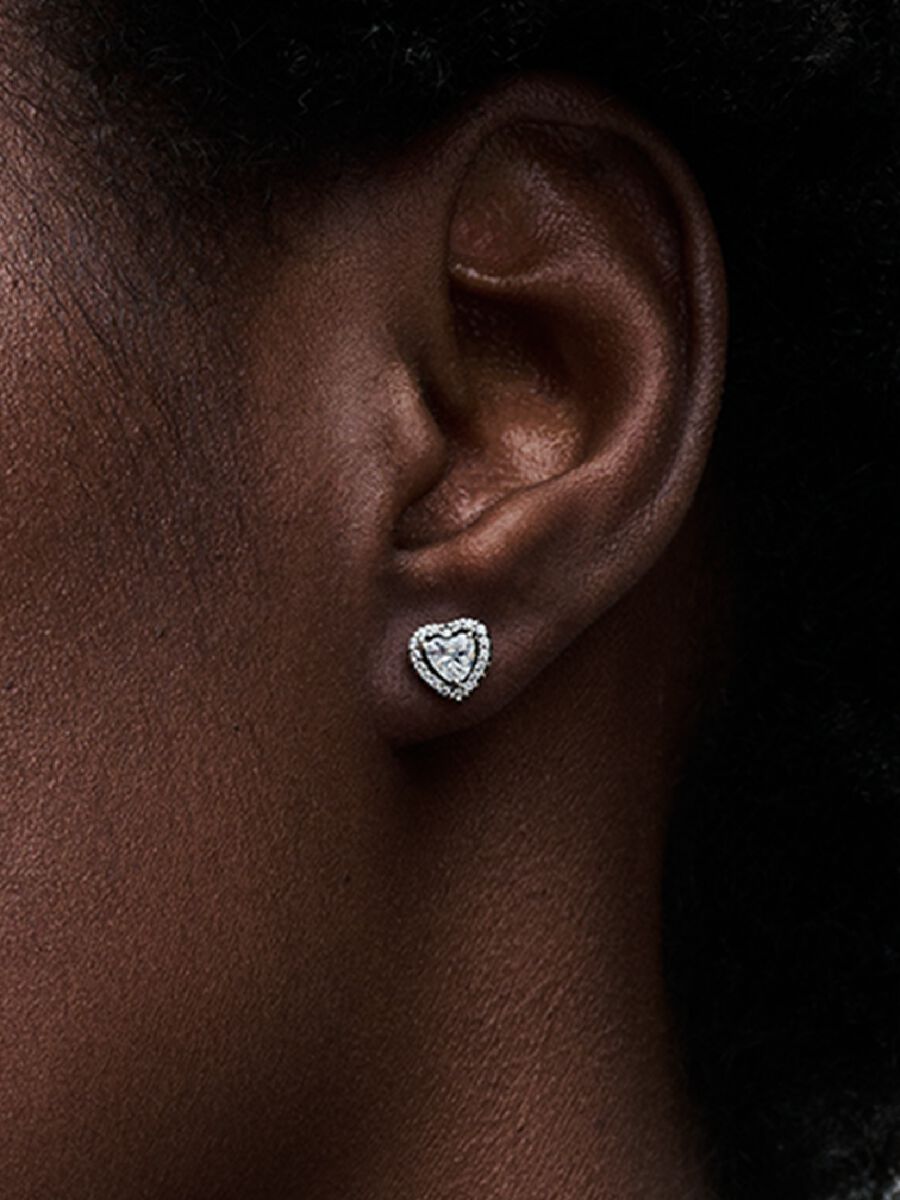 Aretes Pandora Corazones en Relieve Blanco
