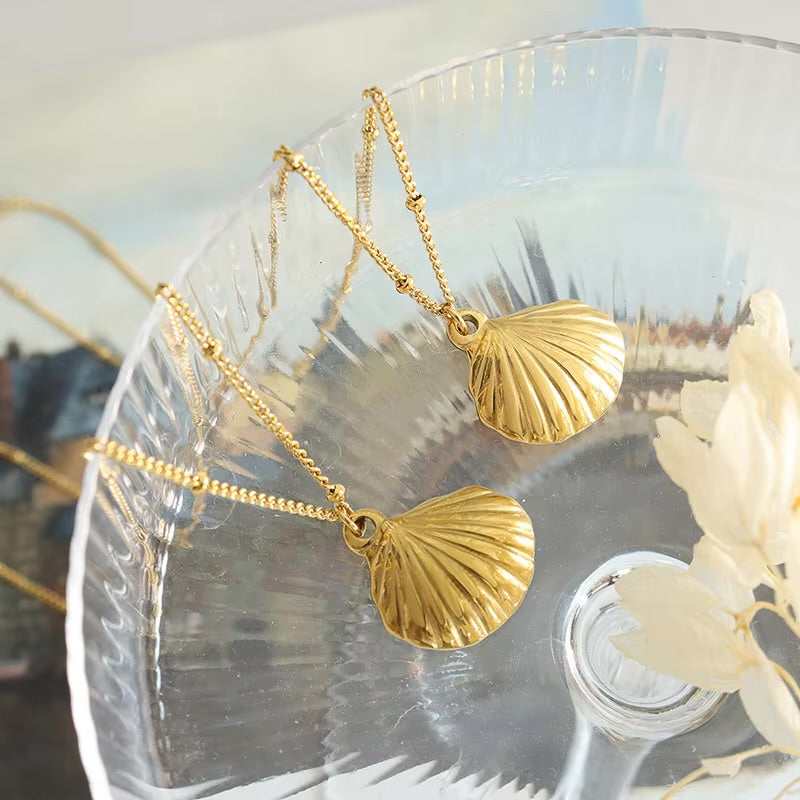 Collar de concha dorada