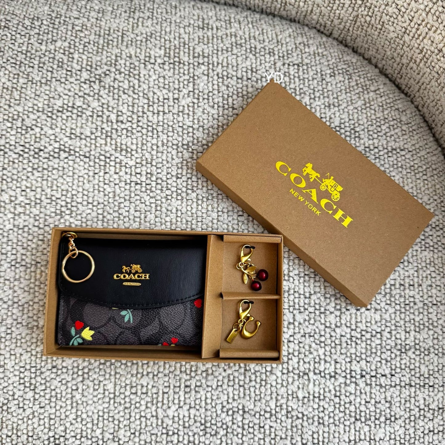 Monedero Coach Con Charms y Caja Color Negro Con Flores