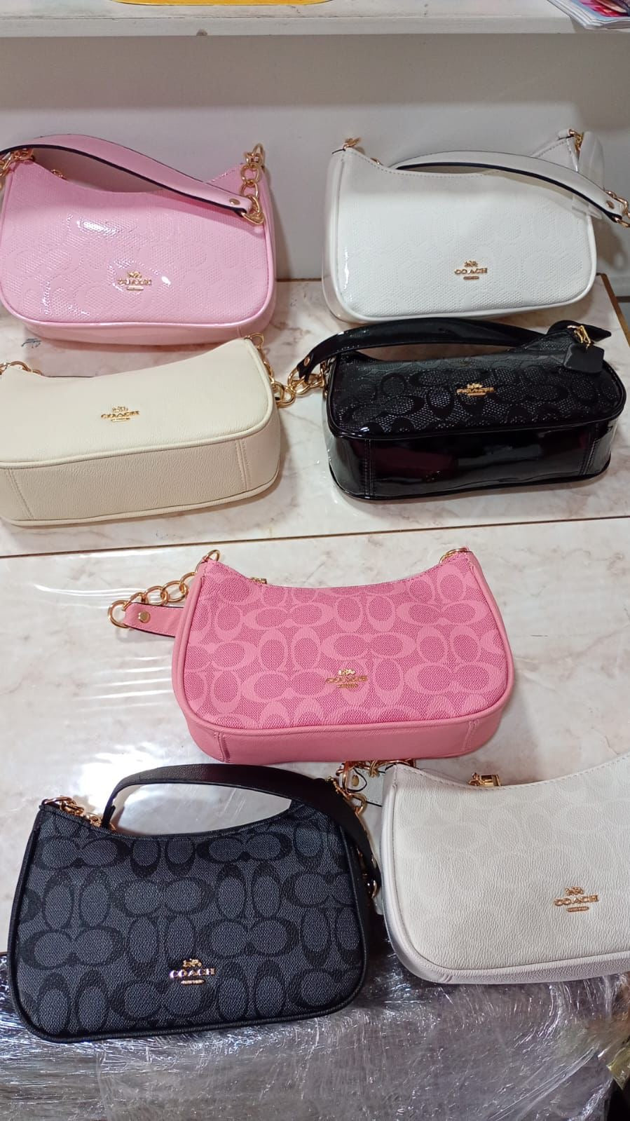 Cartera De Hombro Coach Teri Pequeña En Color Rosa Brillante Charol (sin llavero)