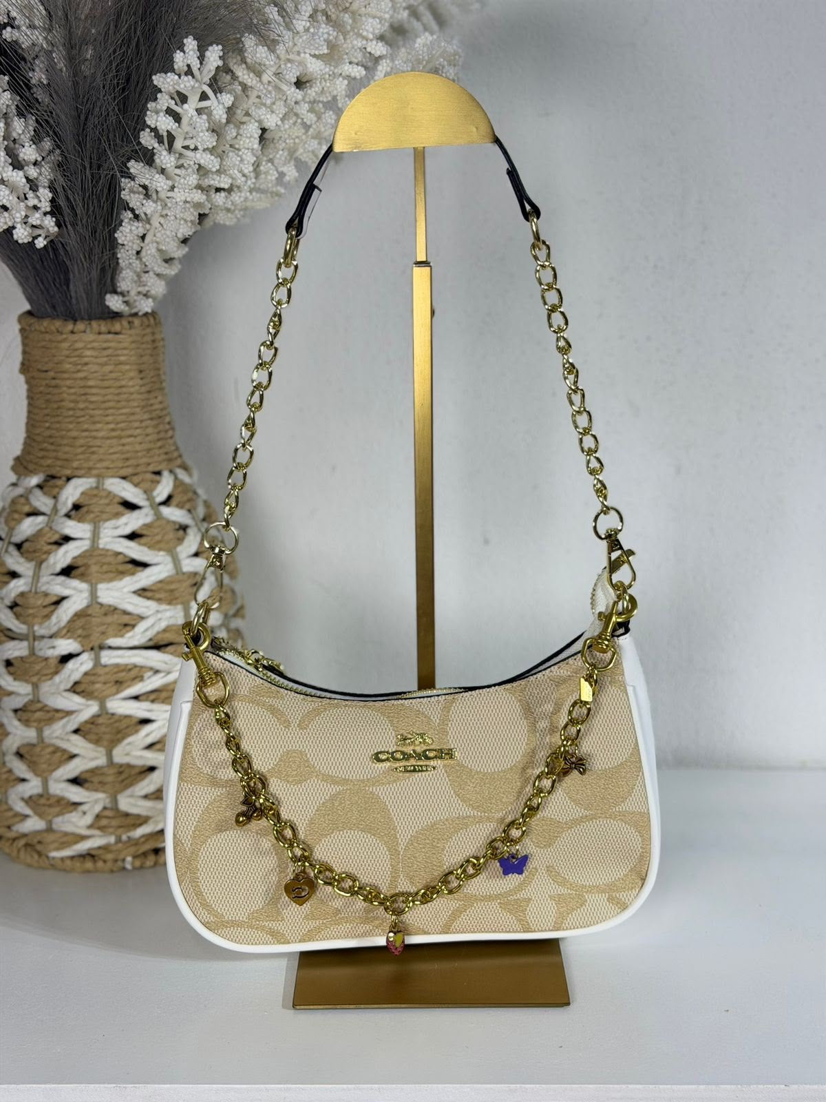 Cartera Coach Teri De Hombro Beige Con Charm Largo
