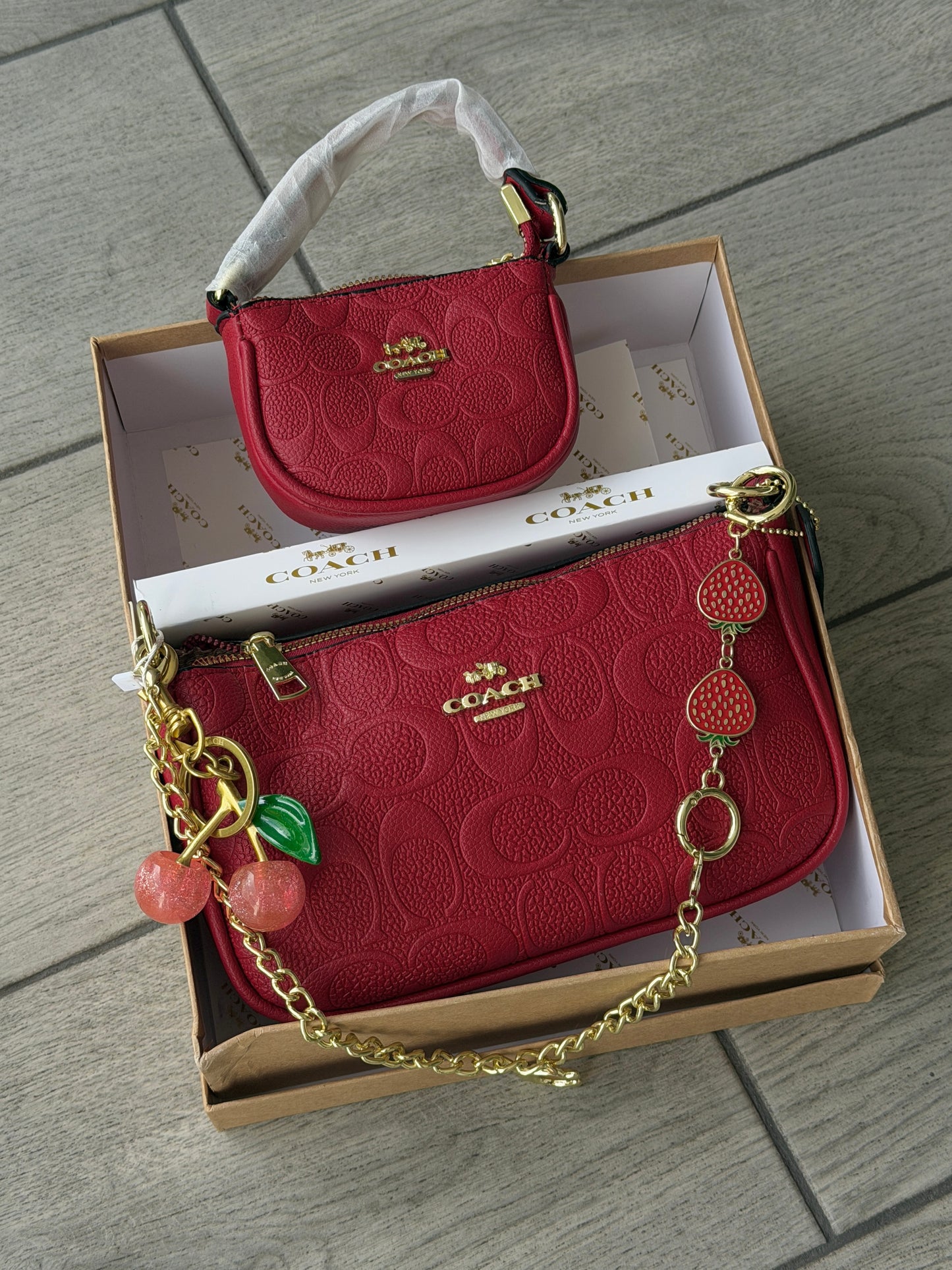 Set De Cartera Coach Mini Con Cartera De Hombro y Charms Color Rojo Con Caja