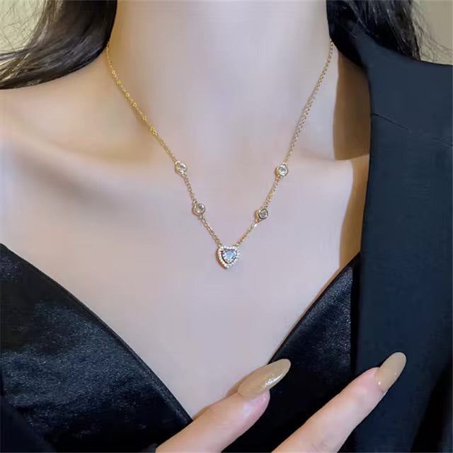 Collar corazón dorado brillante