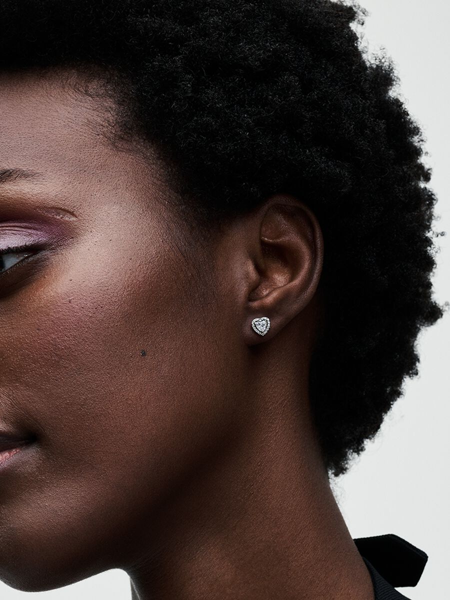 Aretes Pandora Corazones en Relieve Blanco