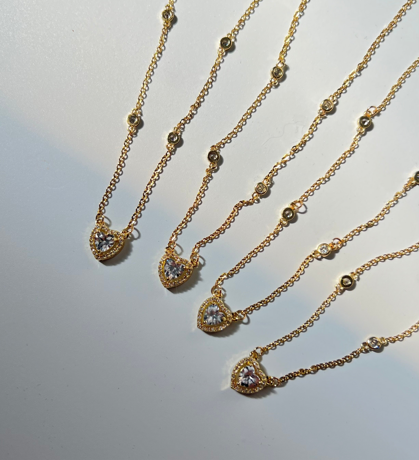 Collar corazón dorado brillante