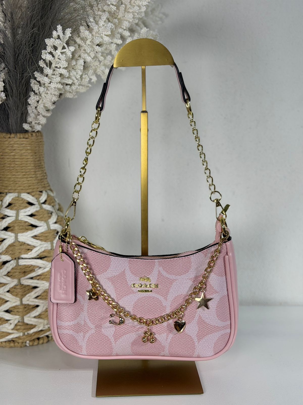 Cartera Coach Teri De Hombro Rosada Con Charm Largo