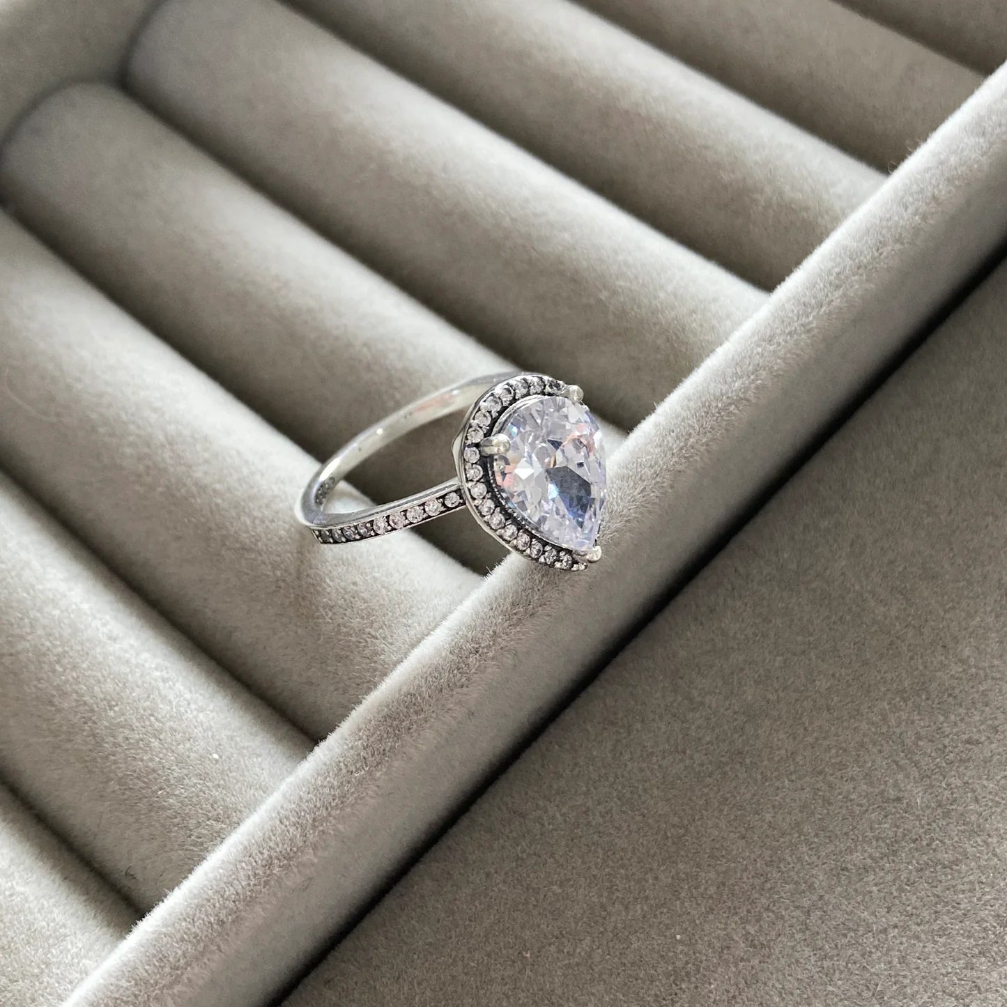 Anillo Pandora Halo de Lágrima Brillante