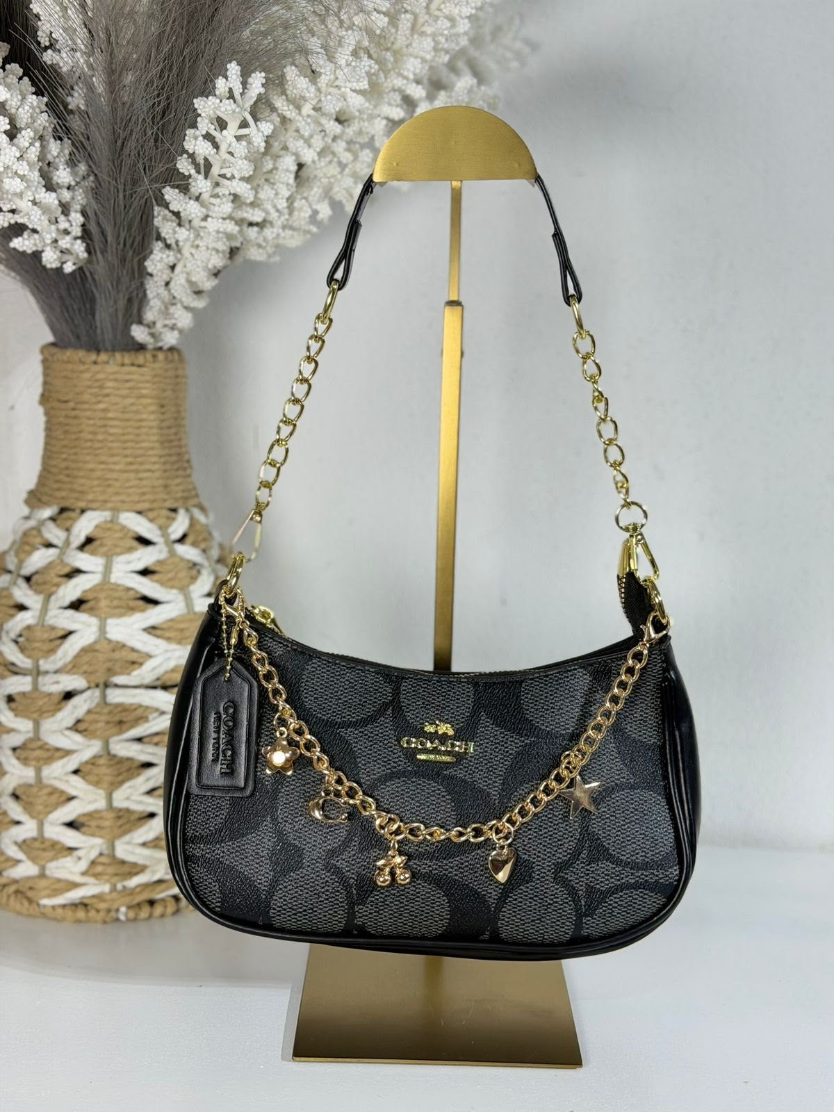 Cartera Coach Teri De Hombro Negra Con Charm Largo