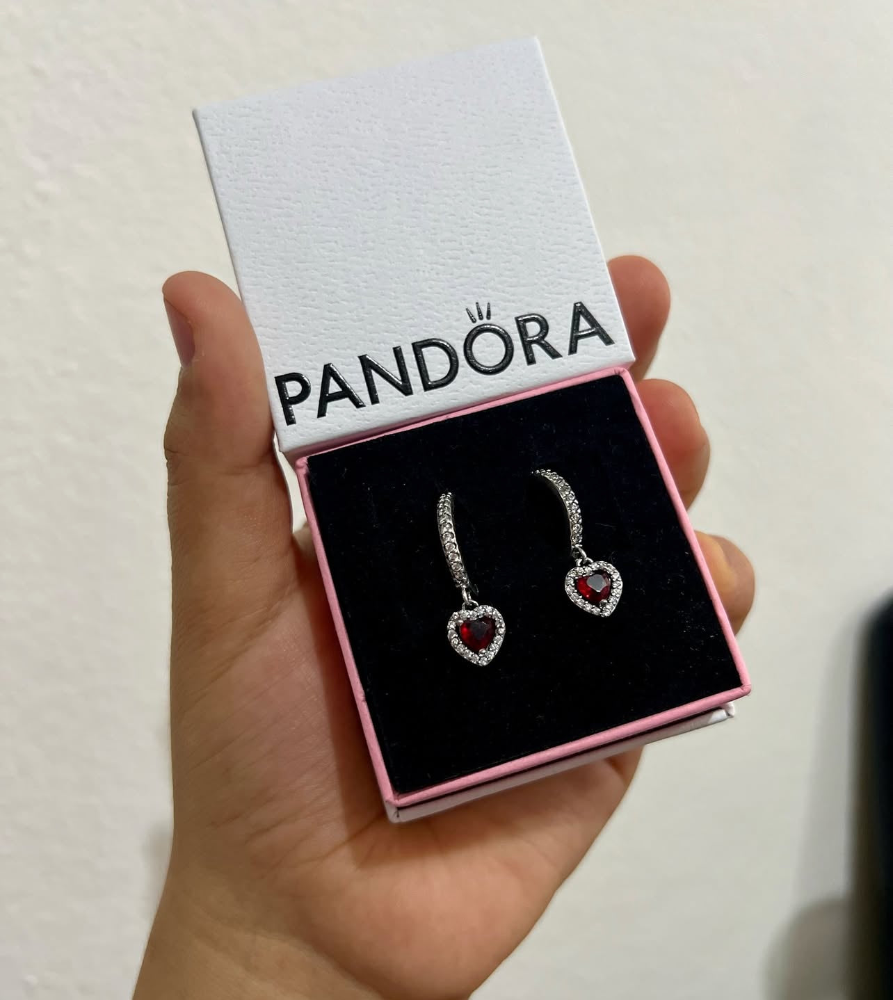Argollas Pandora De Aro Corazón Halo Brillante Rojas
