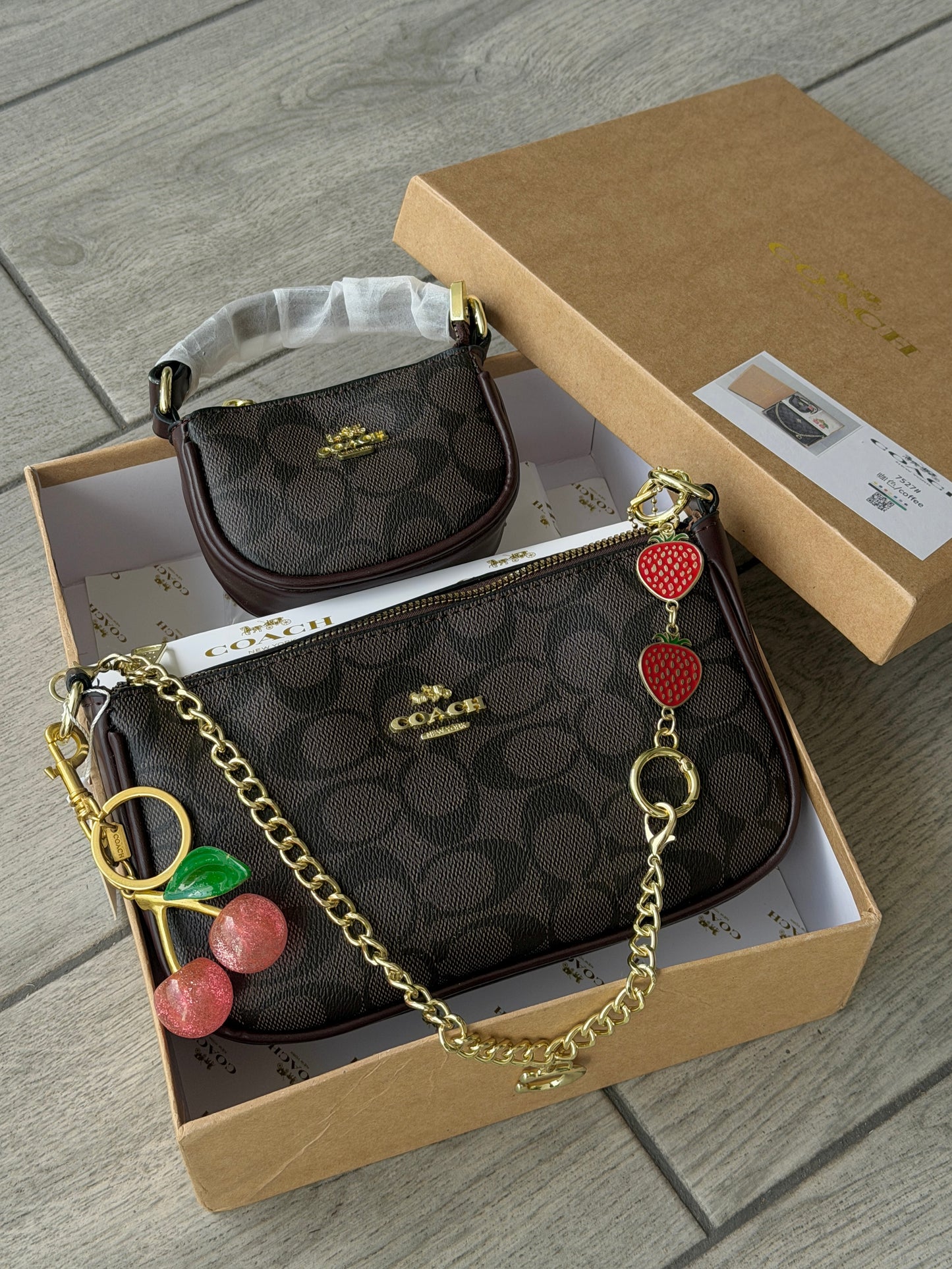 Set De Cartera Coach Mini Con Cartera De Hombro y Charms Color Marrón Con Caja