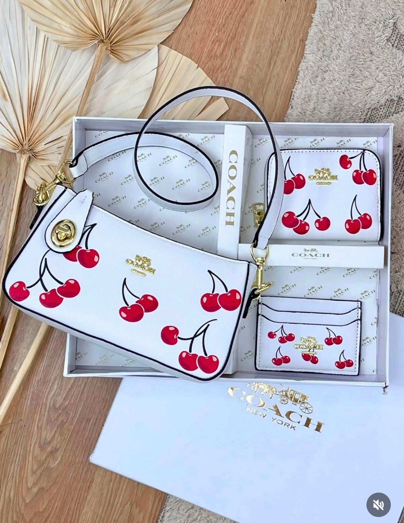 Set De Regalo De Cartera Coach Blanco Con Cerezas de 3 Piezas Con Caja