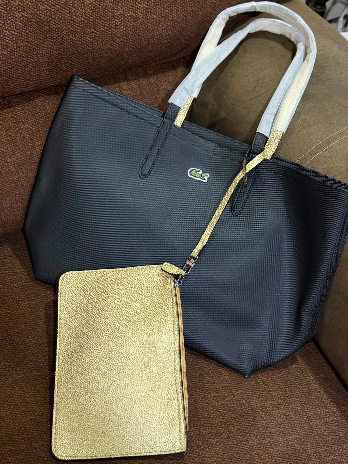 Cartera Lacoste Grande Con Bolsa De Mano De 2 Colores Negro Y Dorado