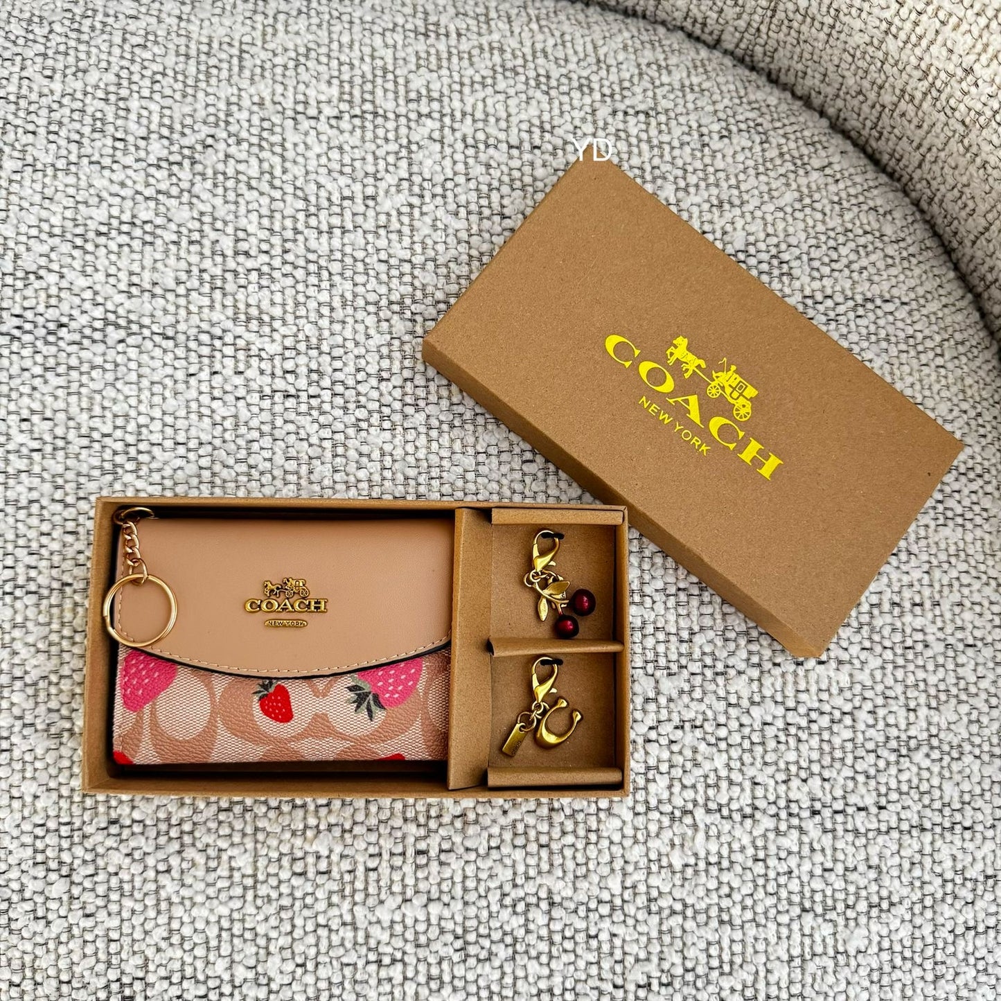 Monedero Coach Con Charms y Caja Color Khaki Y Fresas