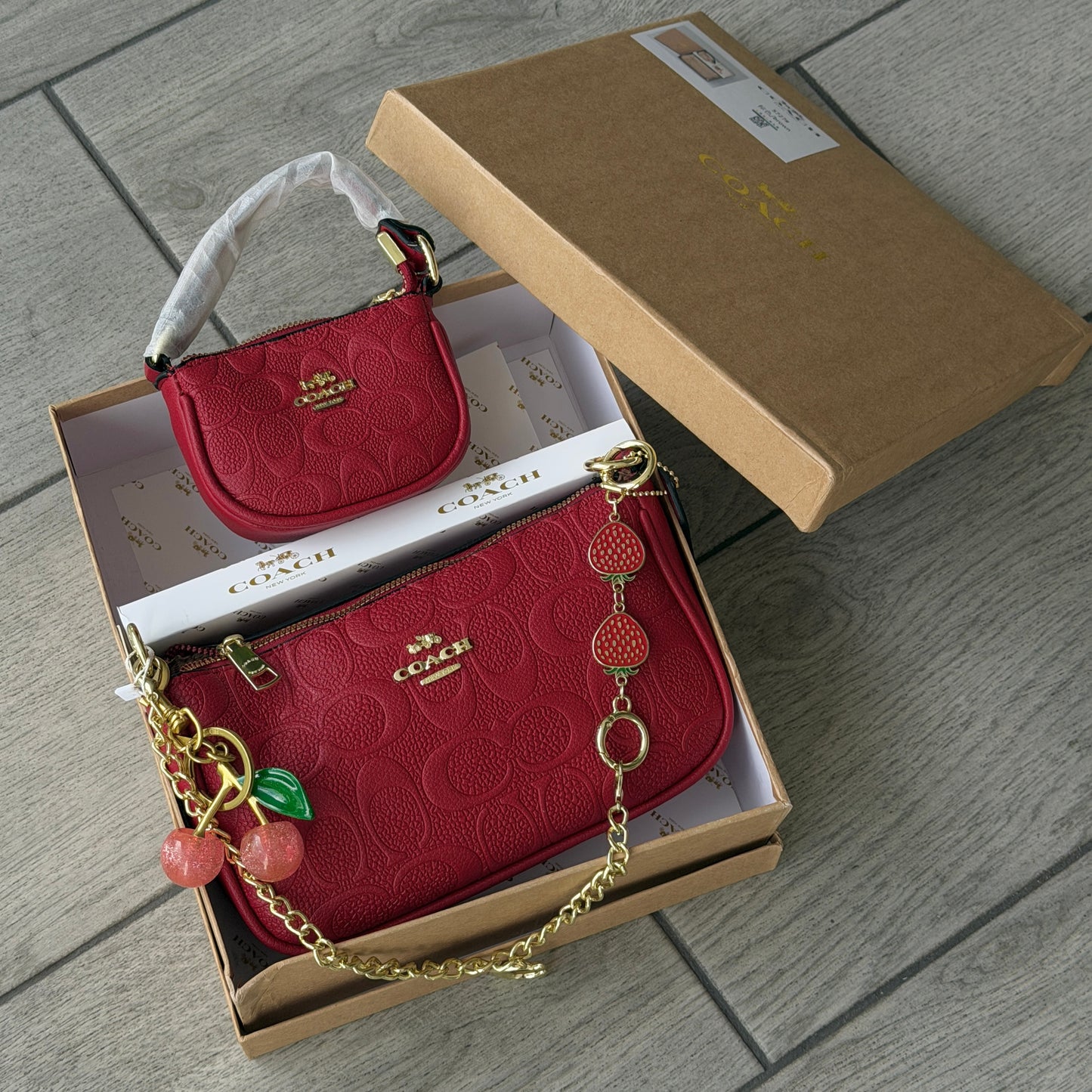 Set De Cartera Coach Mini Con Cartera De Hombro y Charms Color Rojo Con Caja