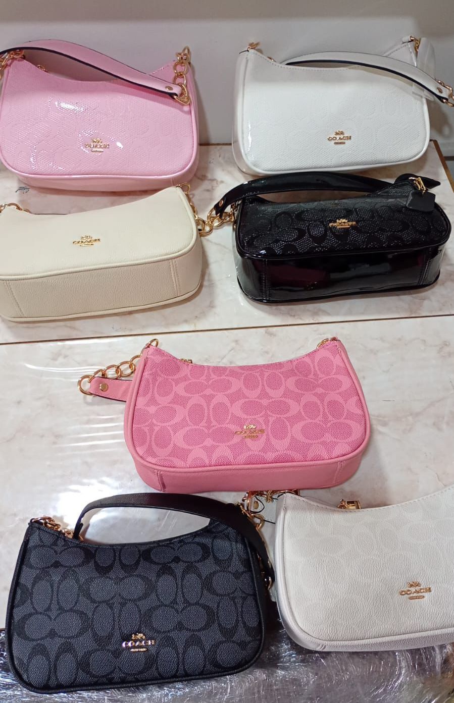 Cartera De Hombro Coach Teri Pequeña En Color Café Con Beige Y Textura Matte (sin llavero)