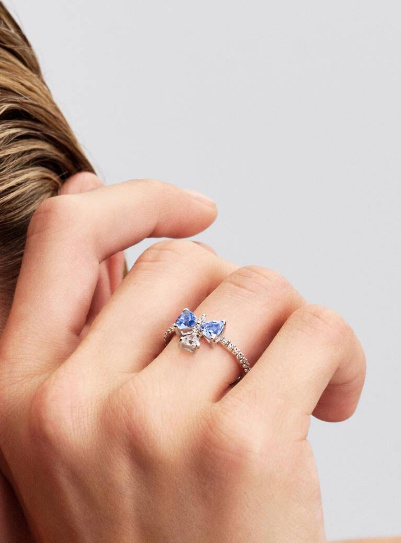 Anillo Pandora Lazo Azul de Los Bridgerton de Netflix