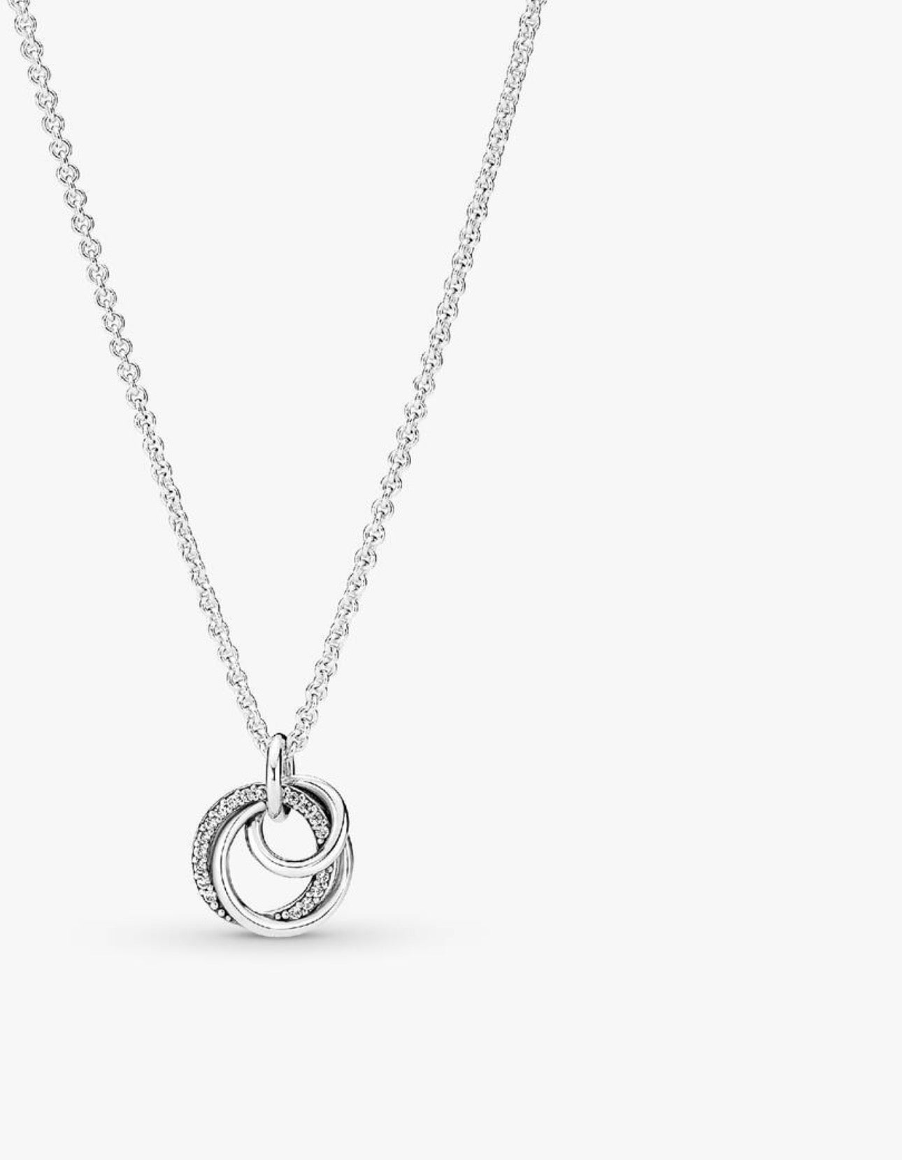 Set de regalo Pandora de collar y pendientes "La familia siempre está rodeada"