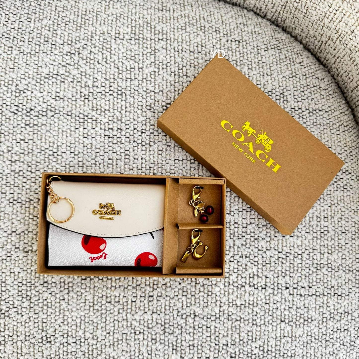 Monedero Coach Con Charms y Caja Color Blanco Con Cerezas
