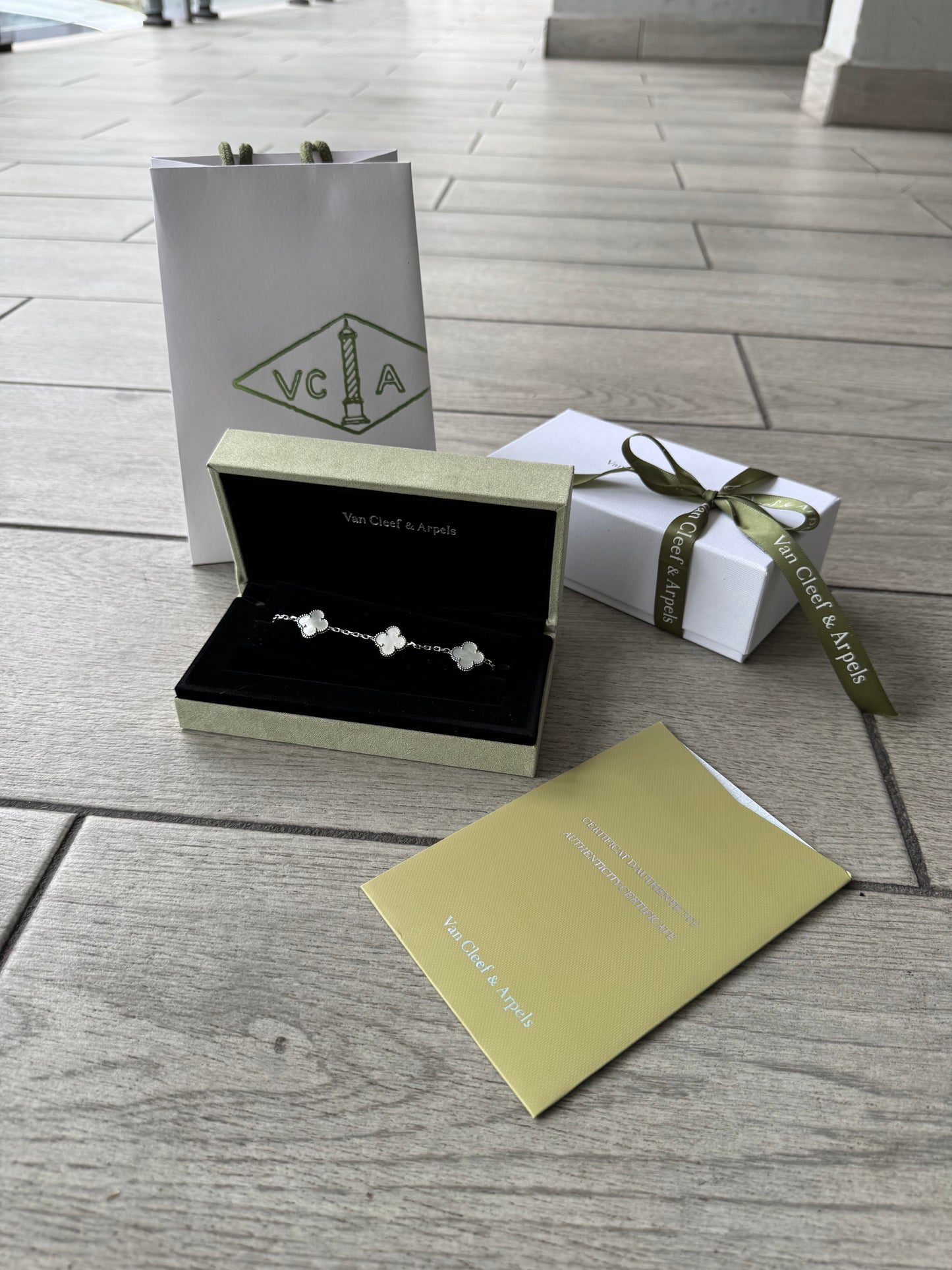 Brazalete Van Cleef Blanca Con Paquetería