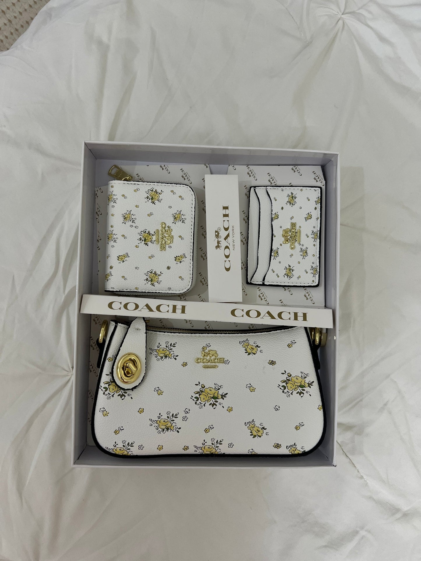 Set De Regalo De Cartera Coach Blanca con Flores Amarillas de 3 Piezas Con Caja