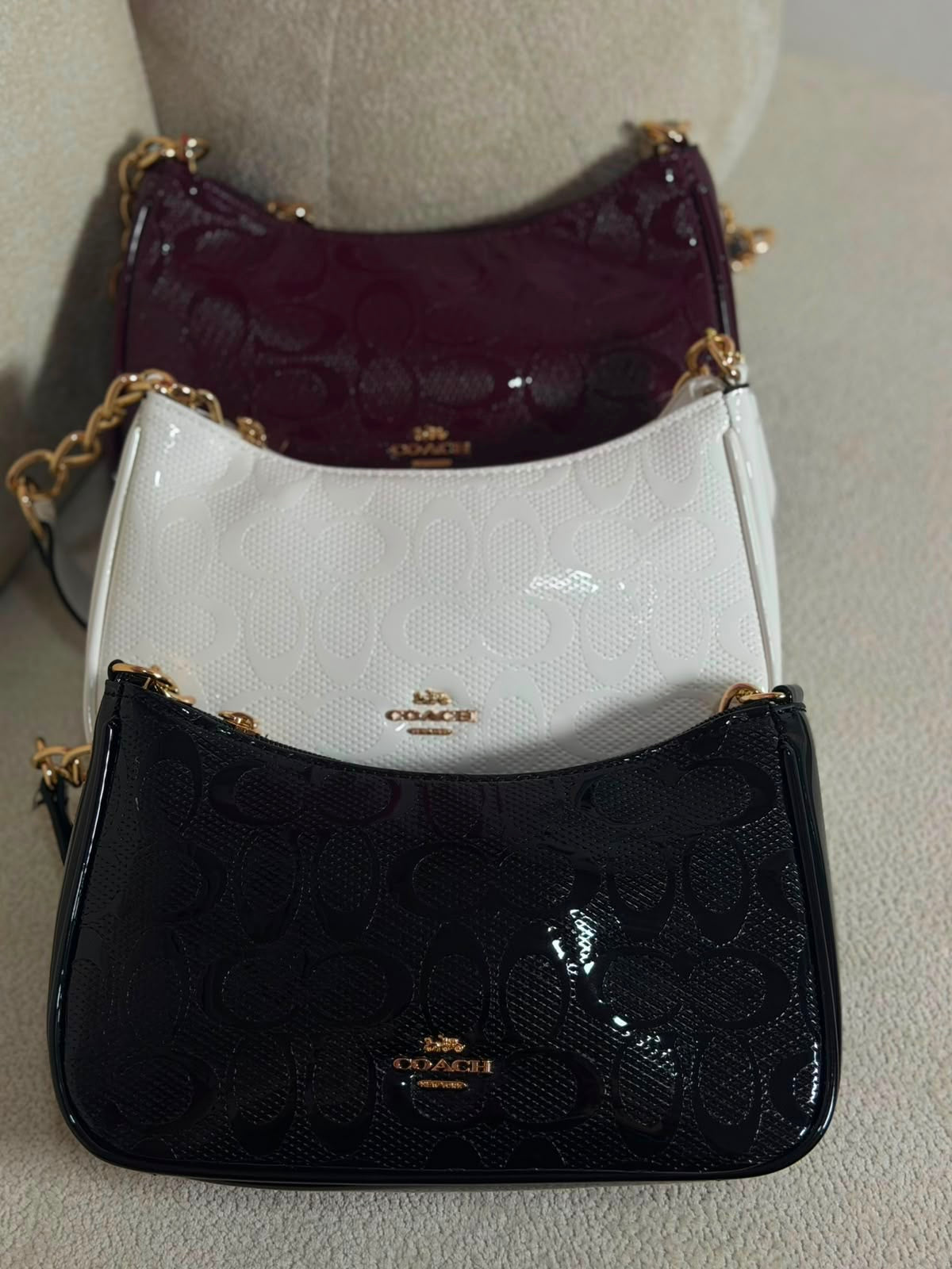 Cartera Coach De Hombro Mediana Teri Color Rojo Vino Charol Brillante
