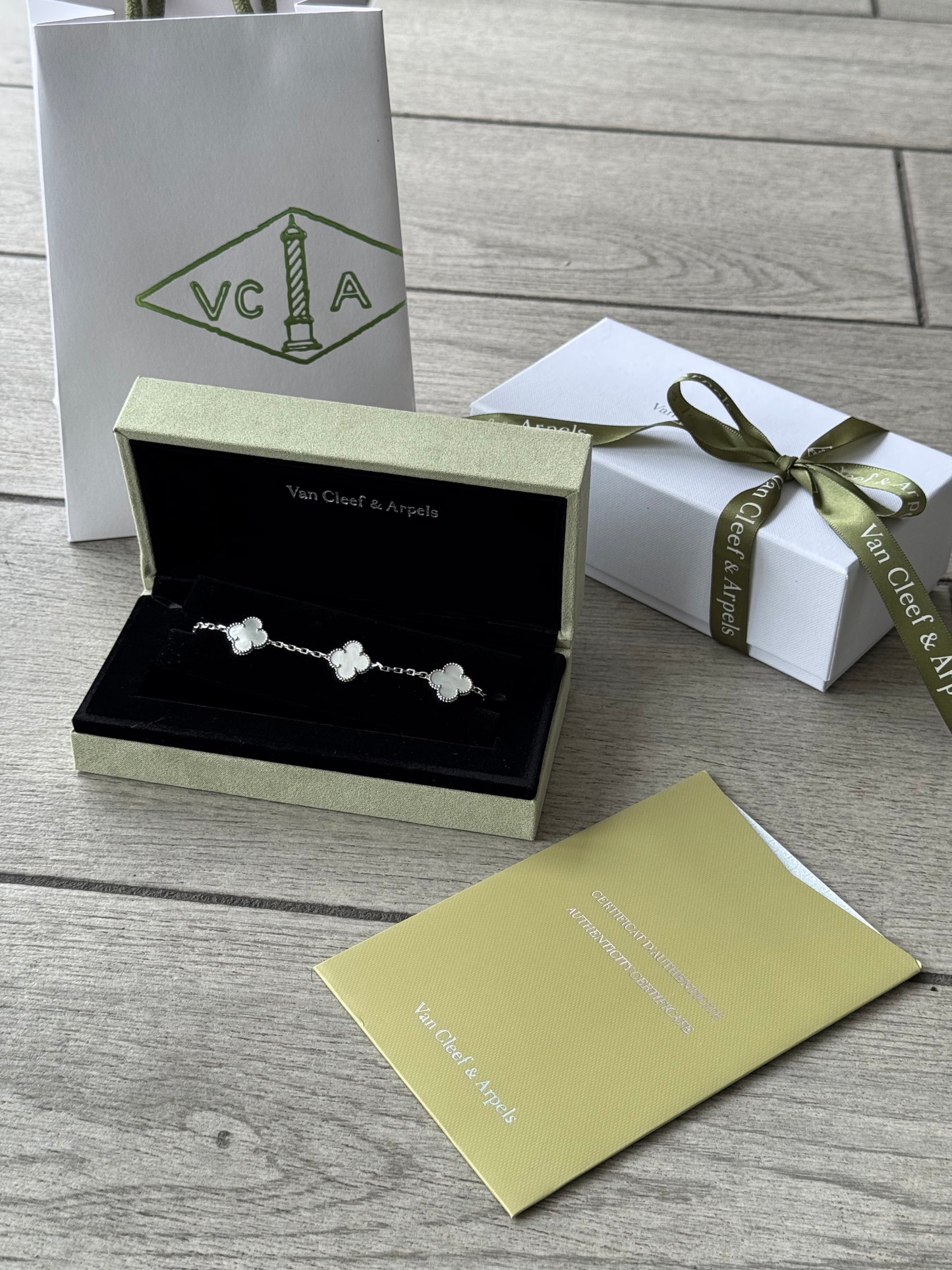 Brazalete Van Cleef Blanca Con Paquetería