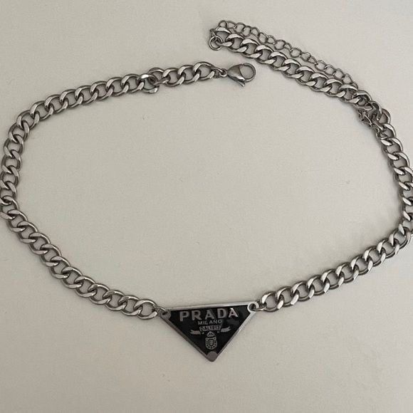 Collar Prada Logo Plateada