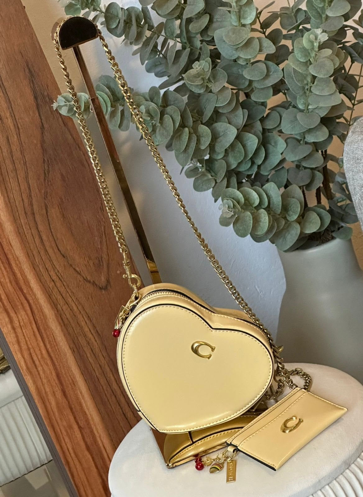 Cartera Coach De Corazón Con Tarjetero Color Amarillo