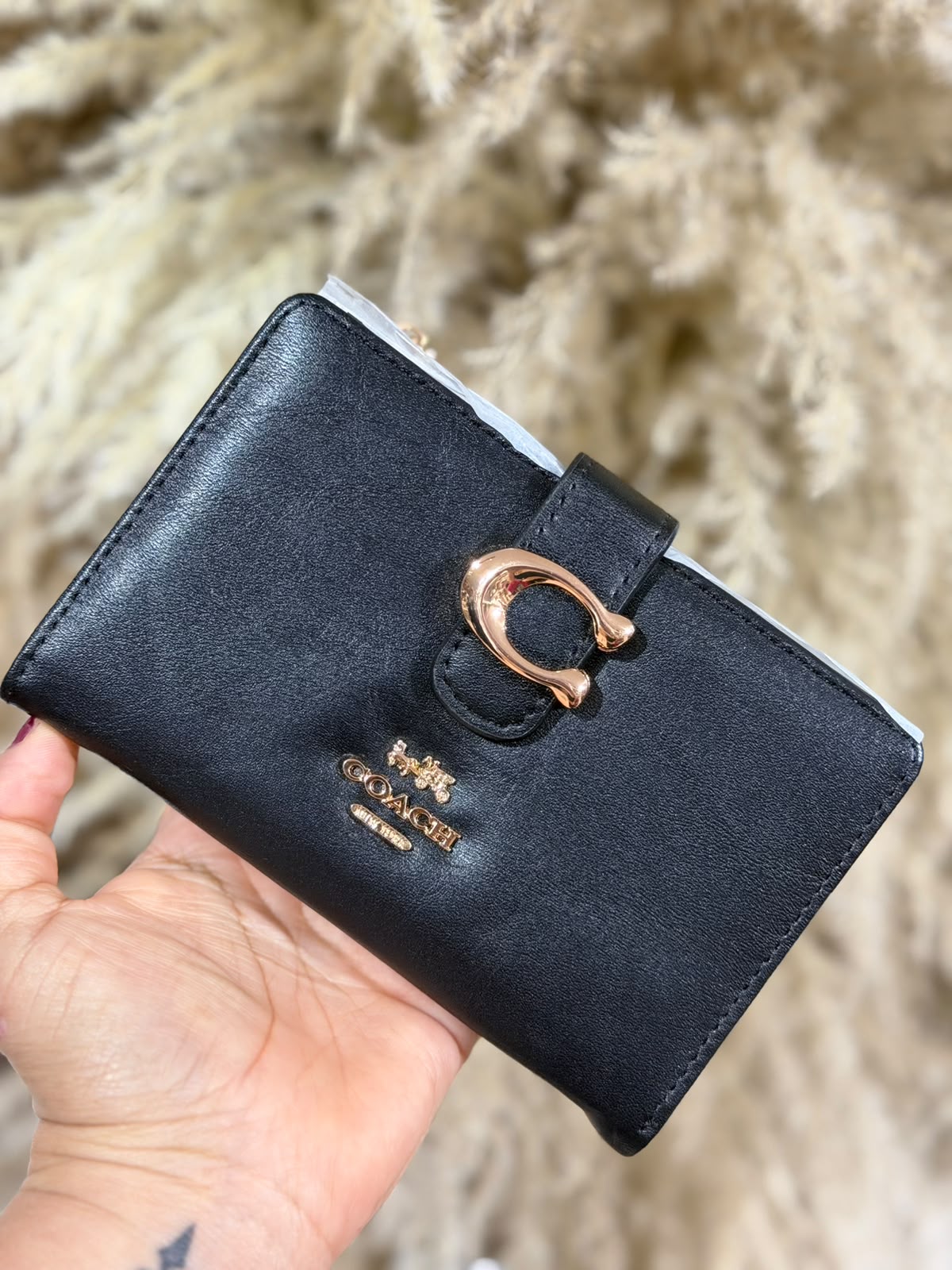Monedero Mediano Coach Tabby En Color Negro Liso Con Herraje Dorado Con Caja