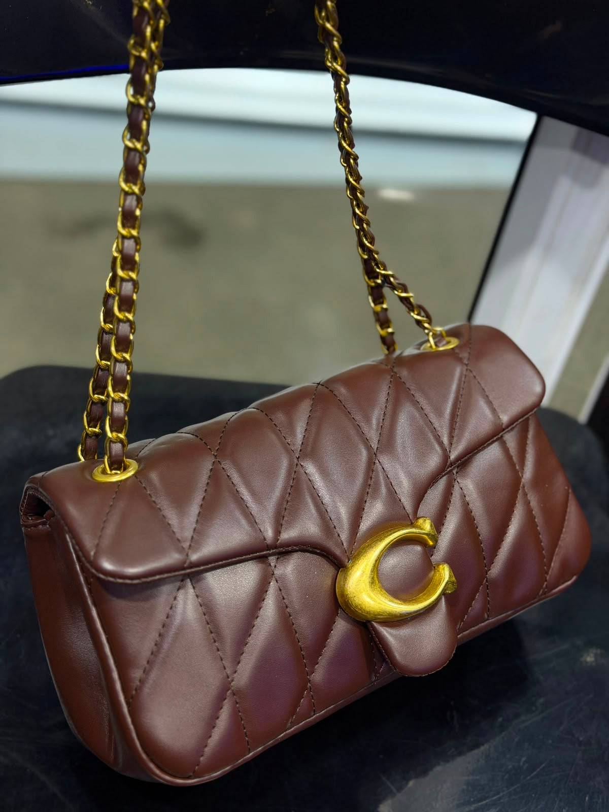 Cartera Coach Quilted Tabby 26 en piel napa acolchada color Café Con Caja