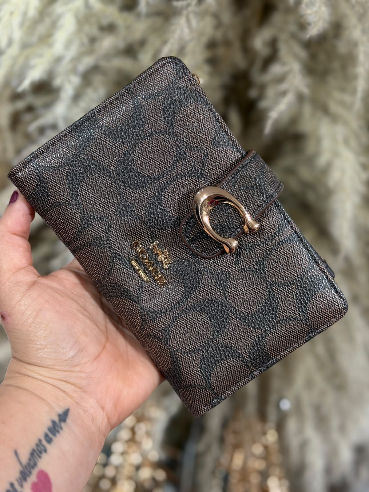 Monedero Mediano Coach Tabby En Color Marrón Con Herraje Dorado Con Caja