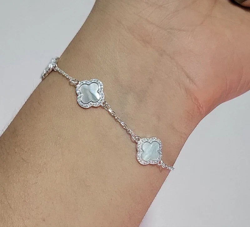 Brazalete Van Cleef De 3 Tréboles Blanco Con Orilla En Plata