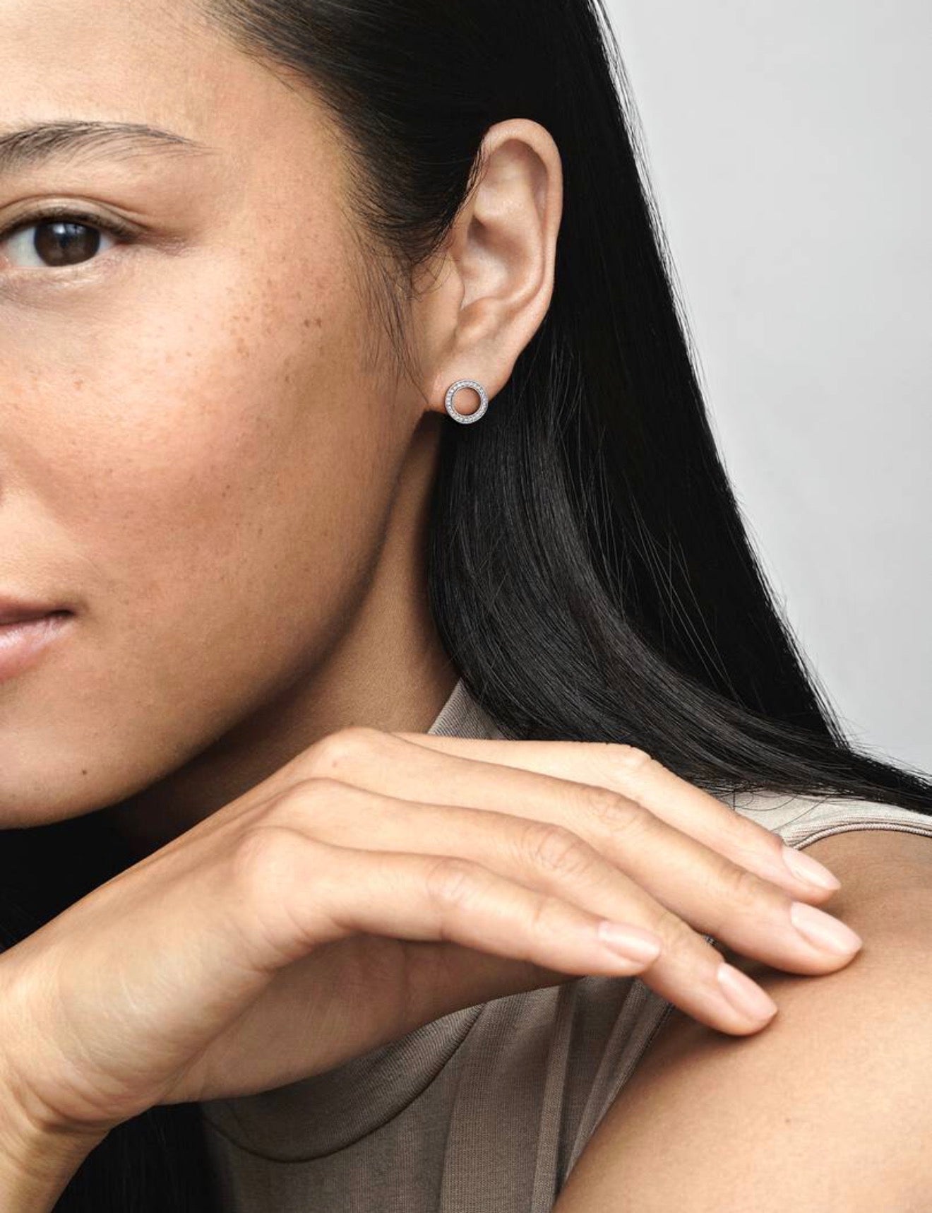 Aretes Pandora de botón con círculos brillantes