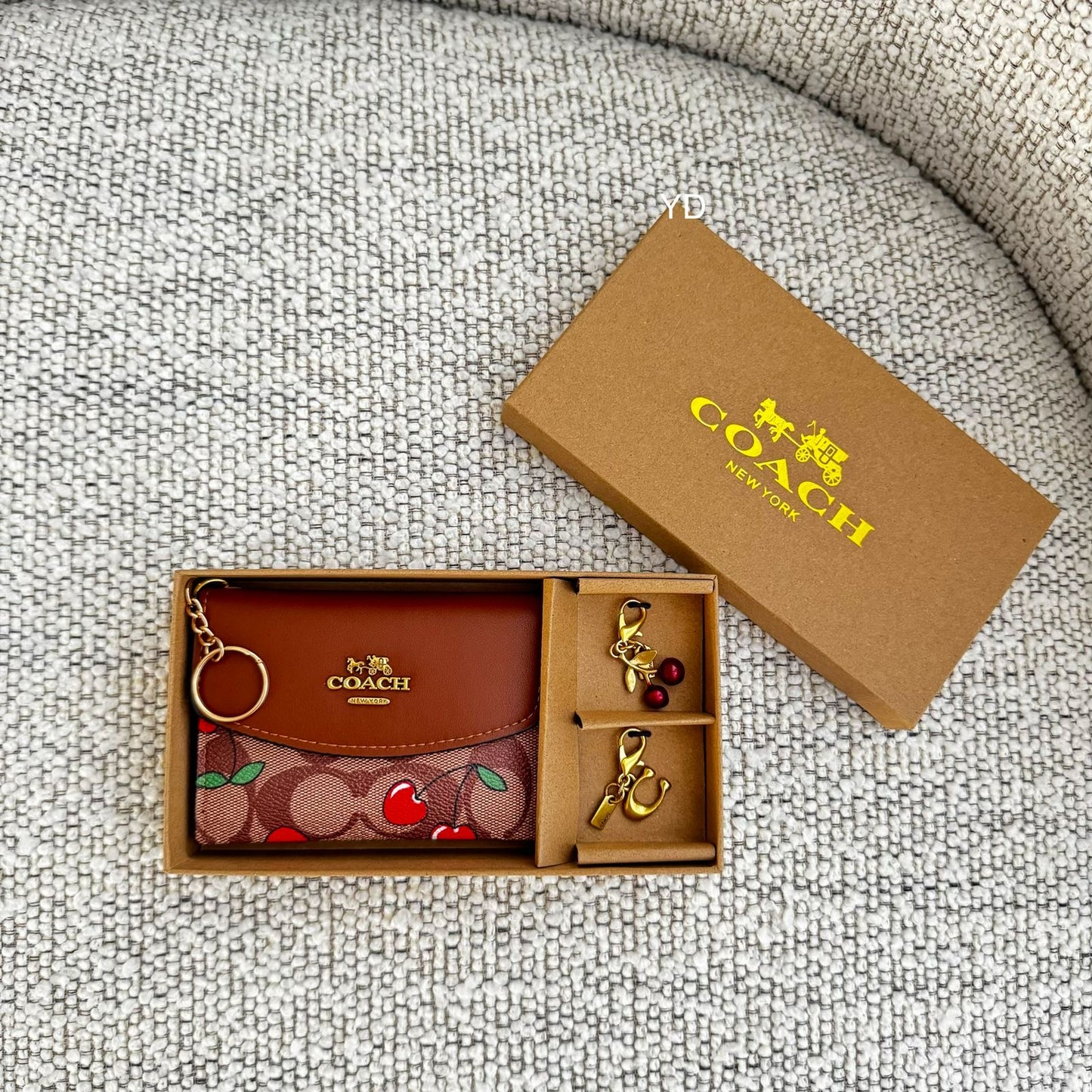 Monedero Coach Con Charms y Caja Color Café Y Cerezas Rojas