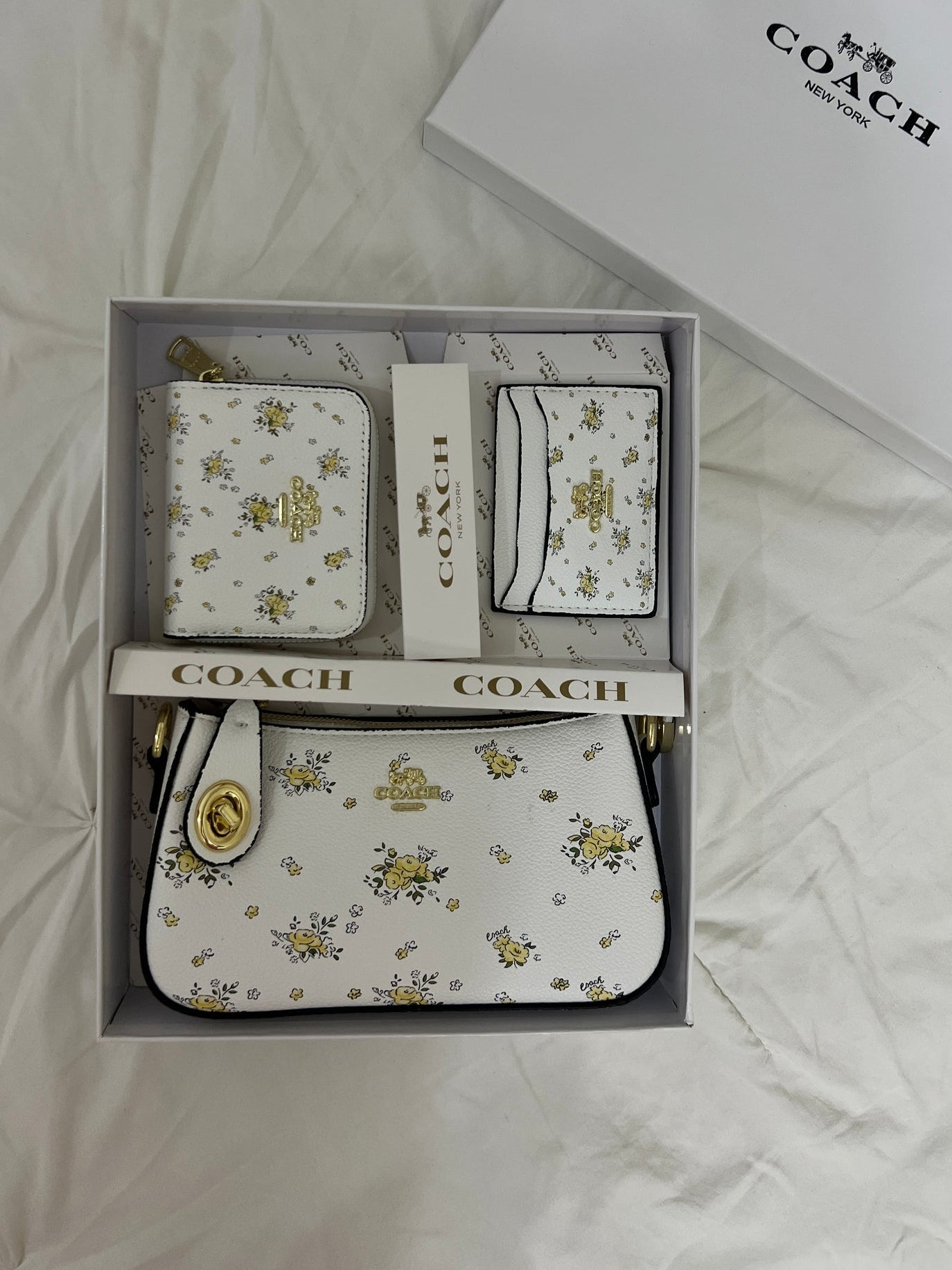Set De Regalo De Cartera Coach Blanca con Flores Amarillas de 3 Piezas Con Caja