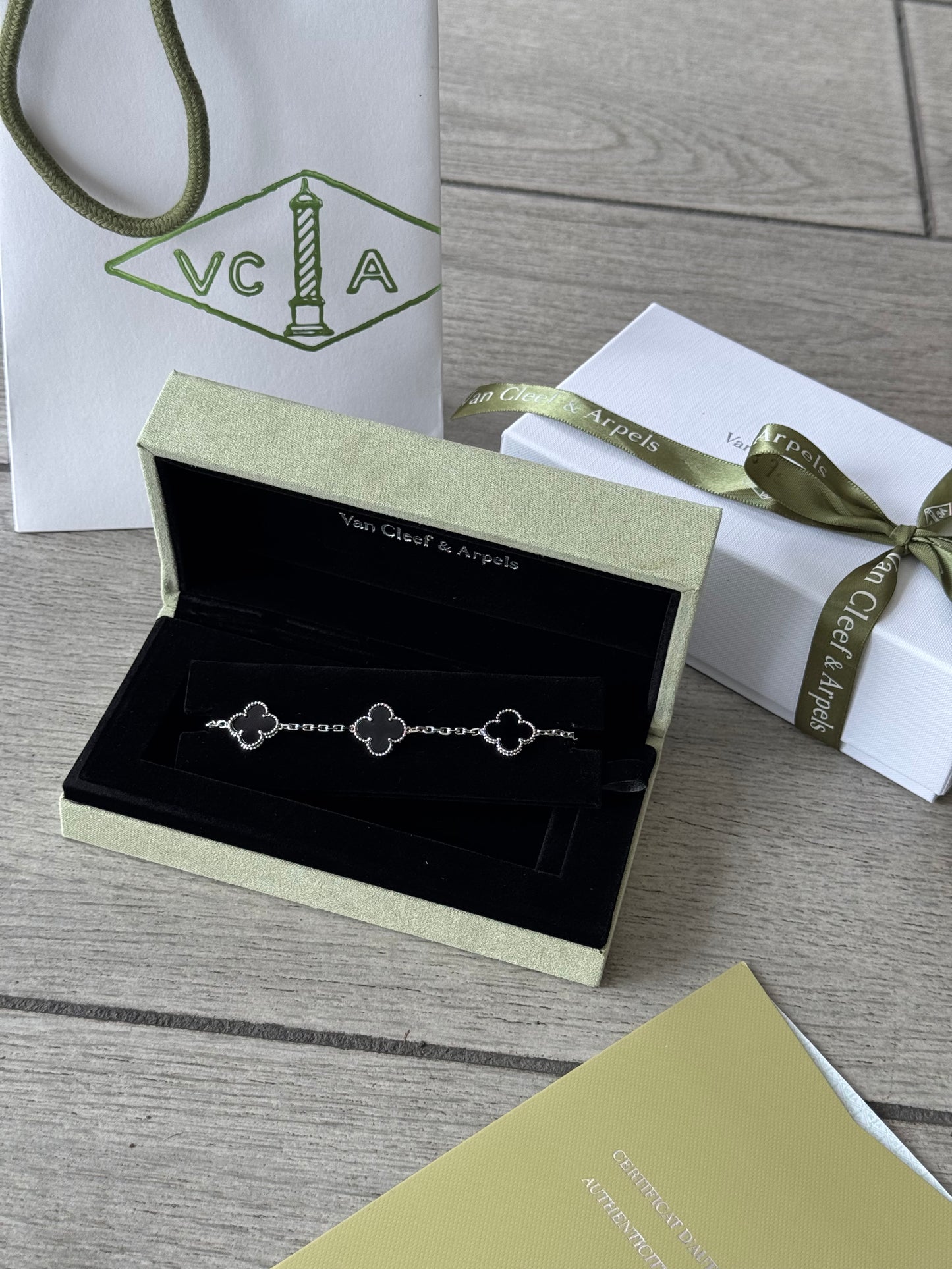 Brazalete Van Cleef Negro Con Paquetería