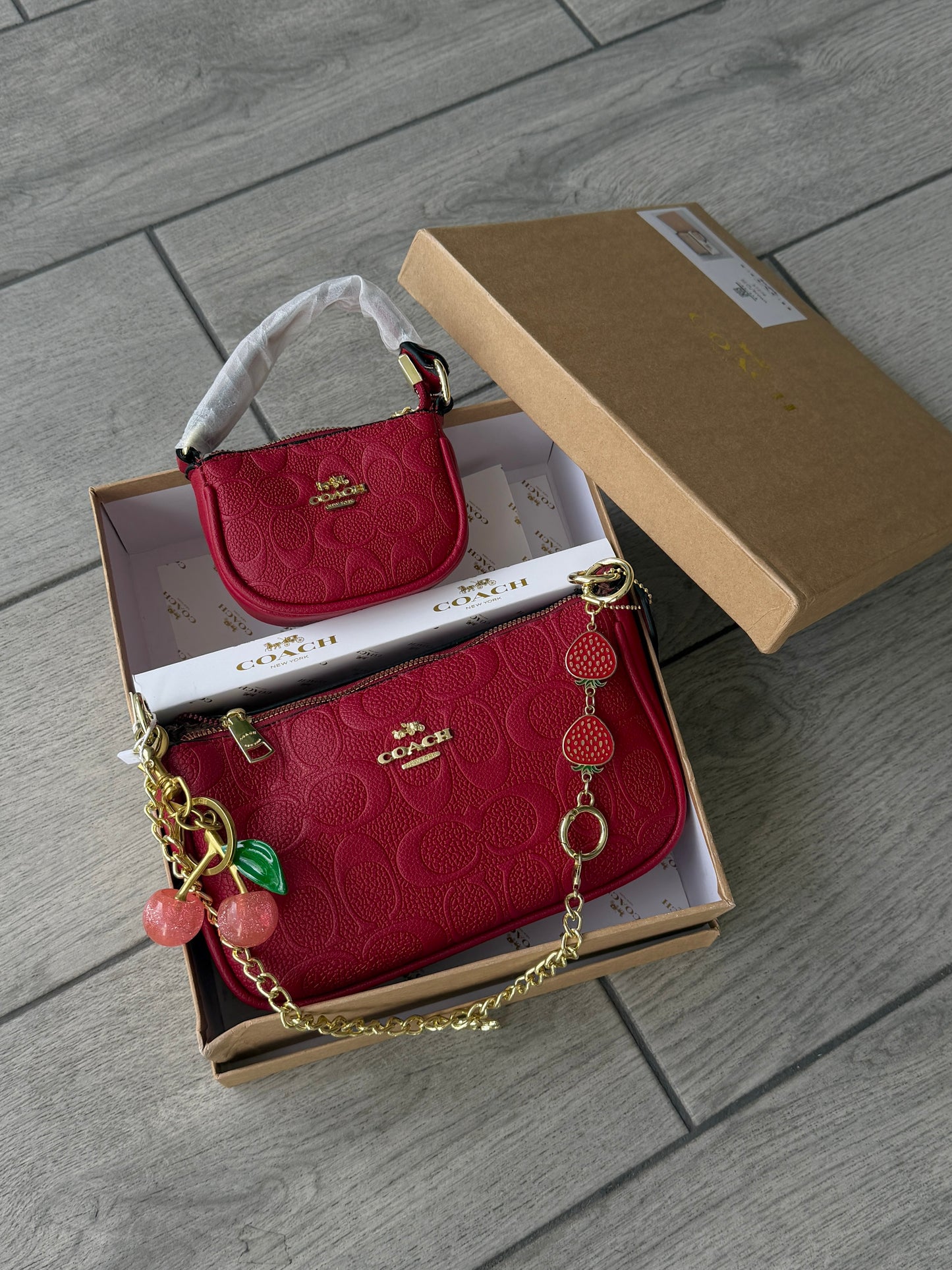 Set De Cartera Coach Mini Con Cartera De Hombro y Charms Color Rojo Con Caja