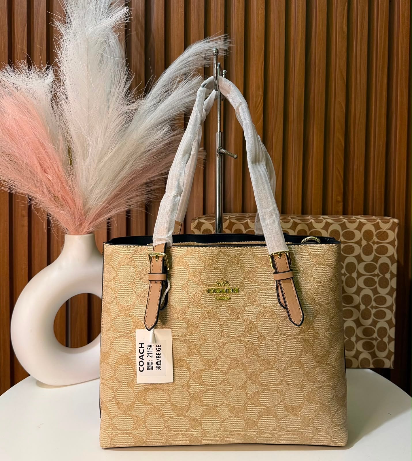 Cartera Coach Tote Mollie 25 de lona con motivo de firma en color Kakhi Con Caja
