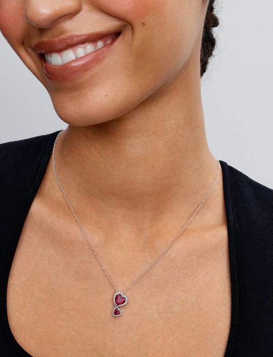 Collar Pandora con colgante de corazones con halo rojo