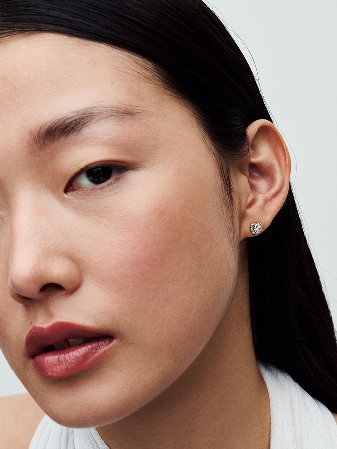 Aretes Pandora Corazones en Relieve Dorado