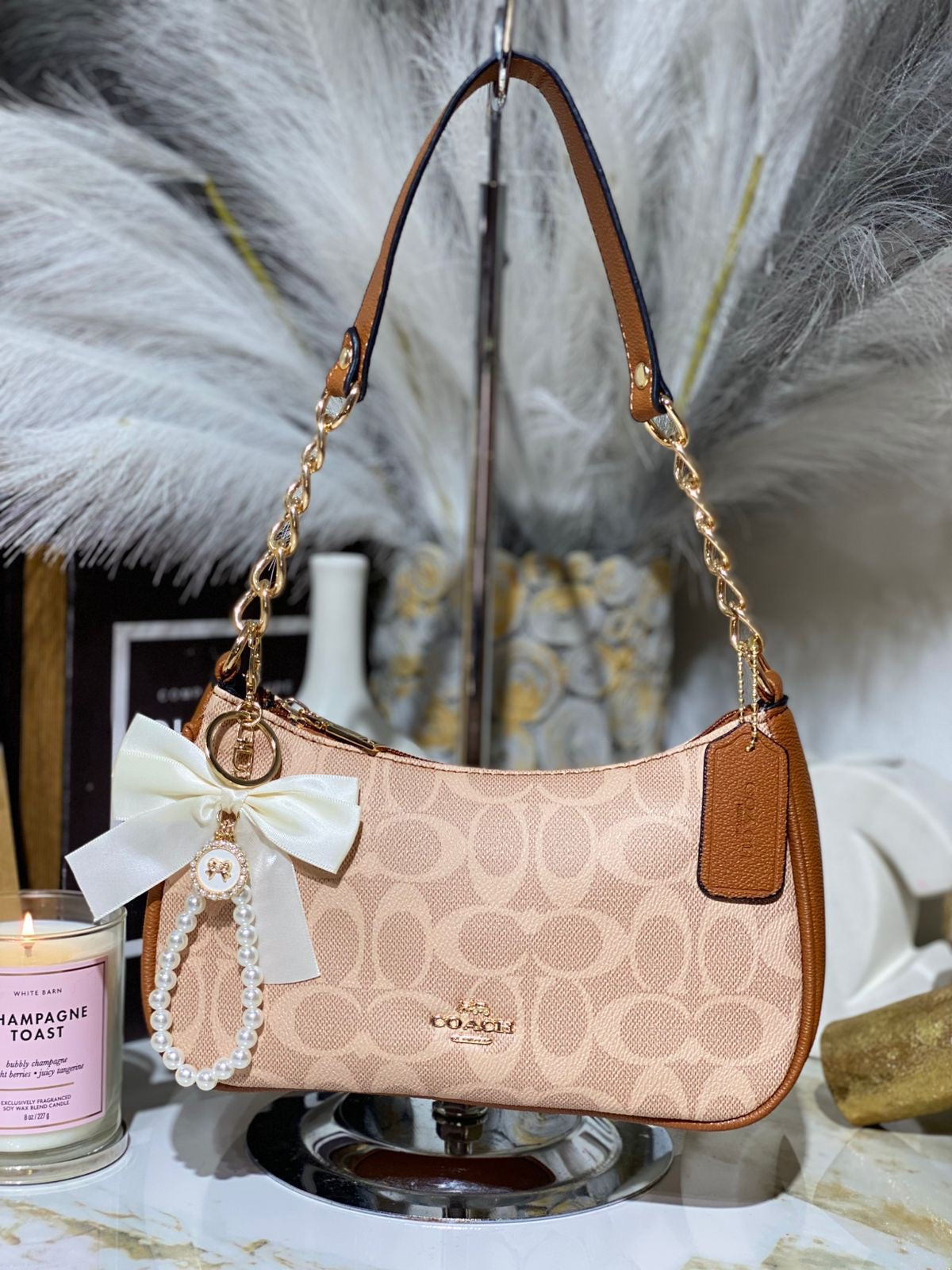 Cartera De Hombro Coach Teri Pequeña En Color Café Con Beige Y Textura Matte (sin llavero)
