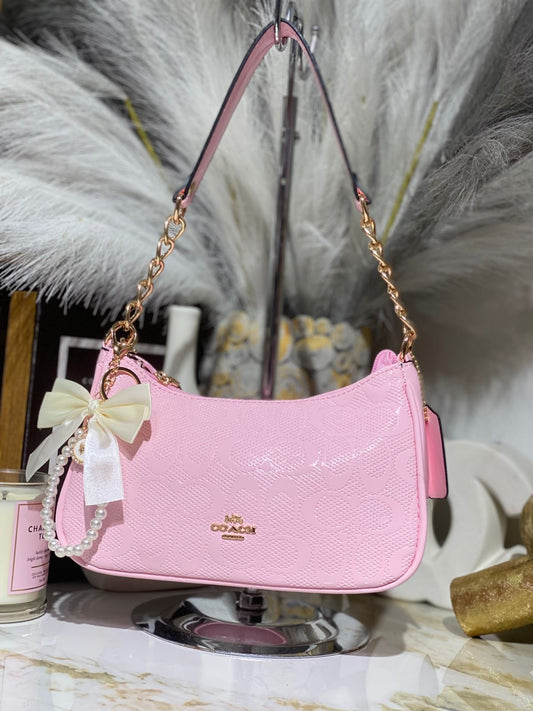 Cartera De Hombro Coach Teri Pequeña En Color Rosa Brillante Charol (sin llavero)